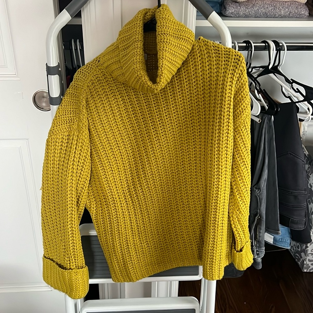 525 Yellow sweater, gently worn, size XS